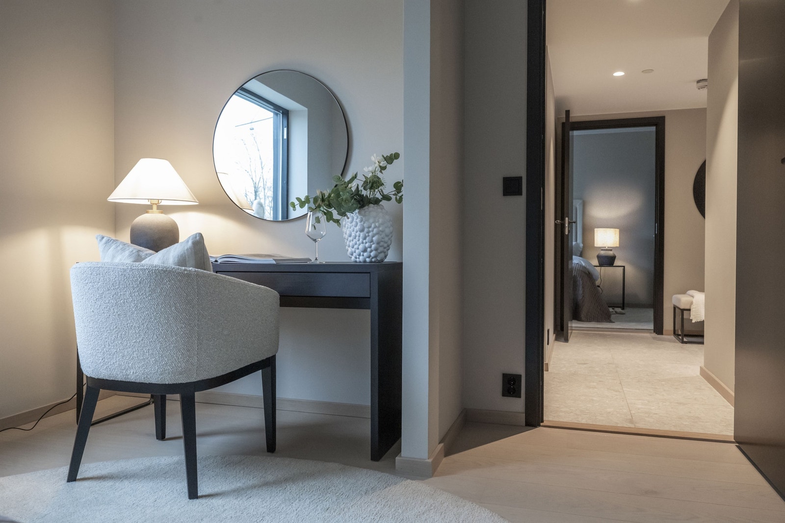 God plass til et lite kontorhjørne på det mellomstore soverommet. Galleribilde