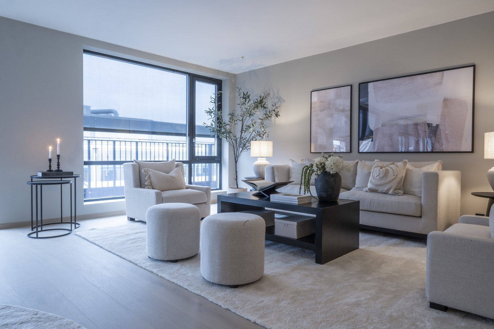 På de mest lysutsatte vinduene er det montert screens som solskjerming. Galleribilde