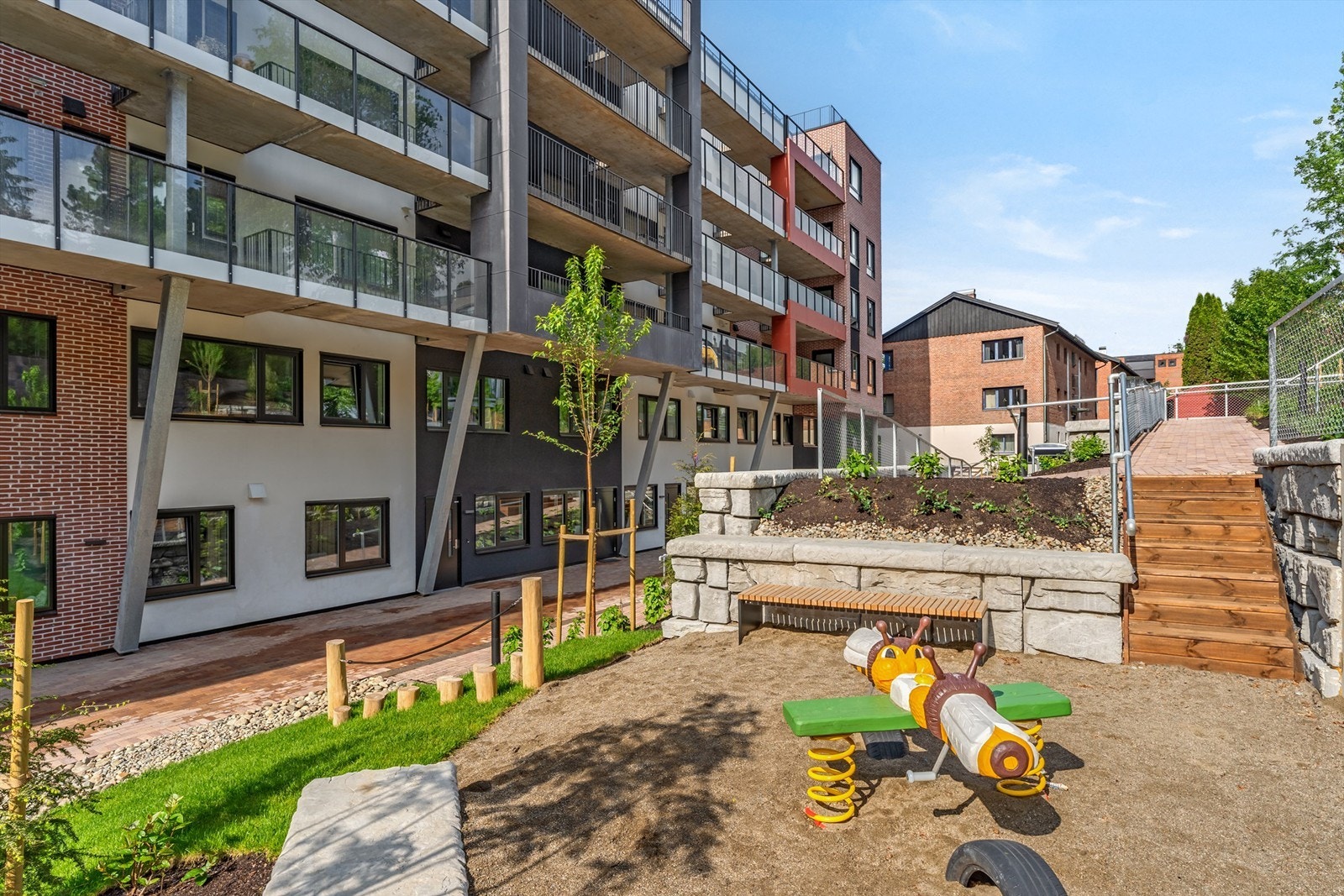 I bakhagen er det opparbeidet lekeplass, sittegrupper, stier og beplantning. Galleribilde