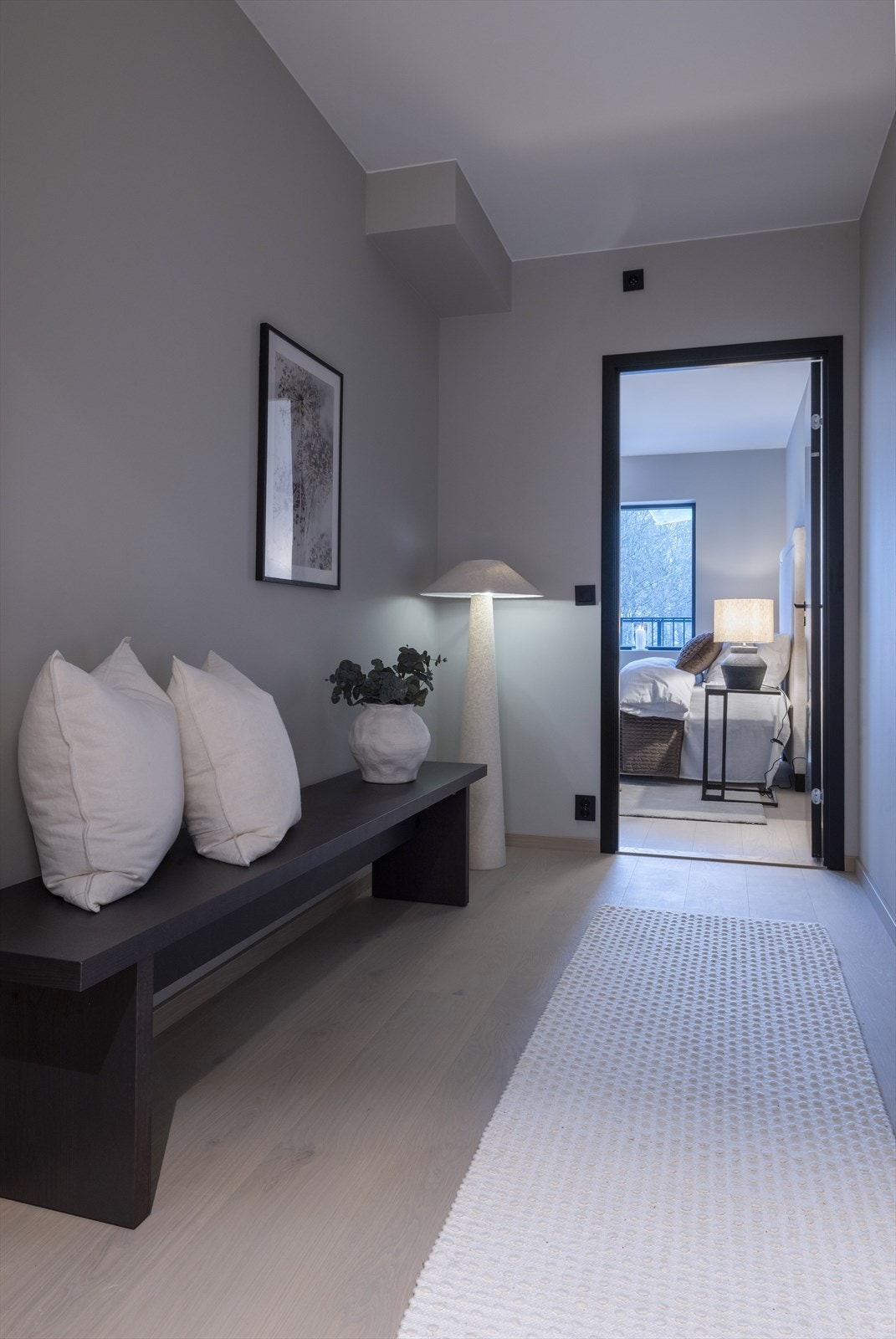 Walk-in closet på hovedsoverommet. Galleribilde