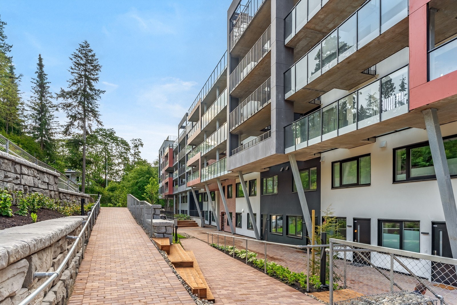 Flott opparbeidet adkomst til leilighetene og uteområdet. Galleribilde