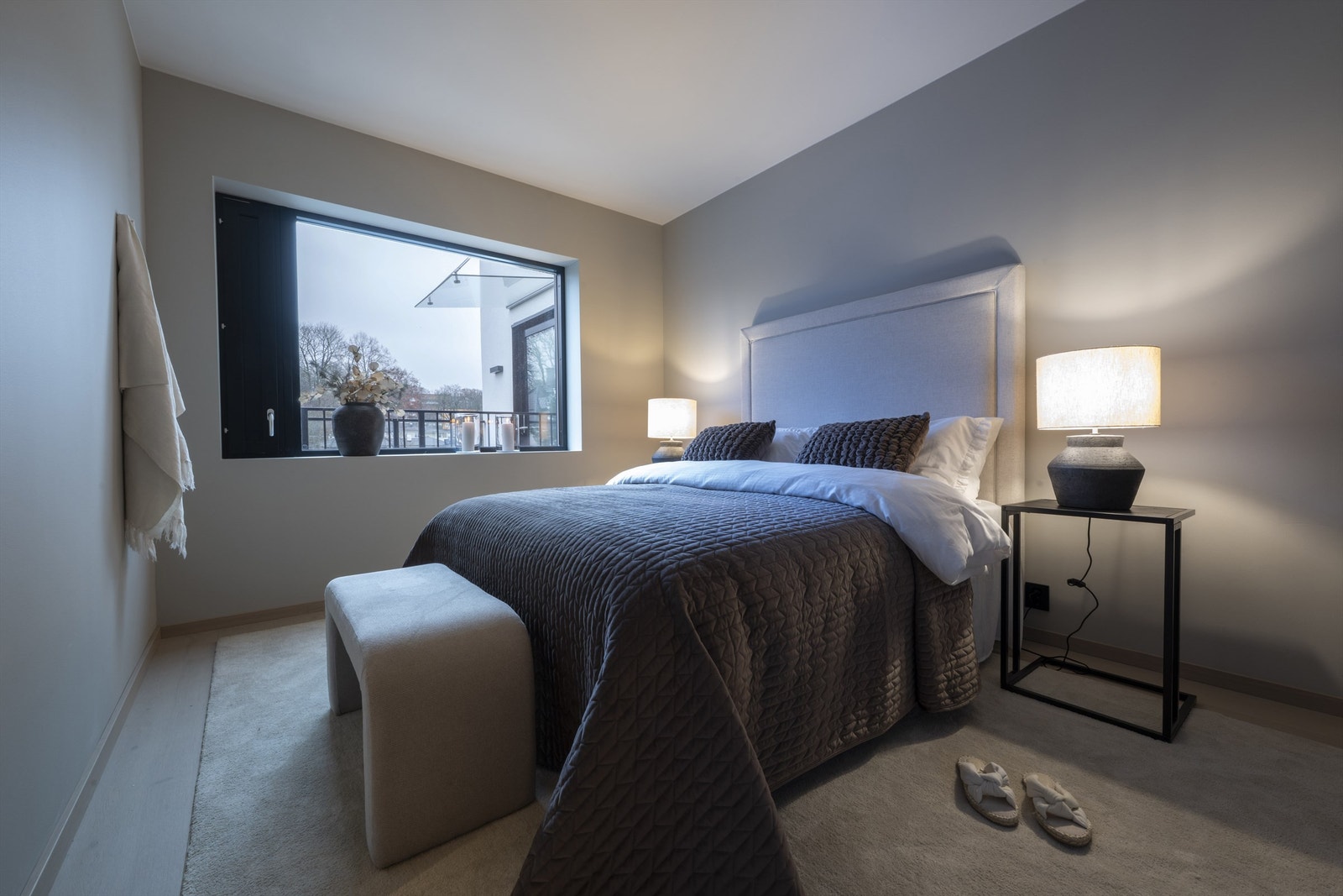 Hovedroverom med god plass til dobbeltseng, og direkte tilknytning til walk-in closet og eget bad. Galleribilde