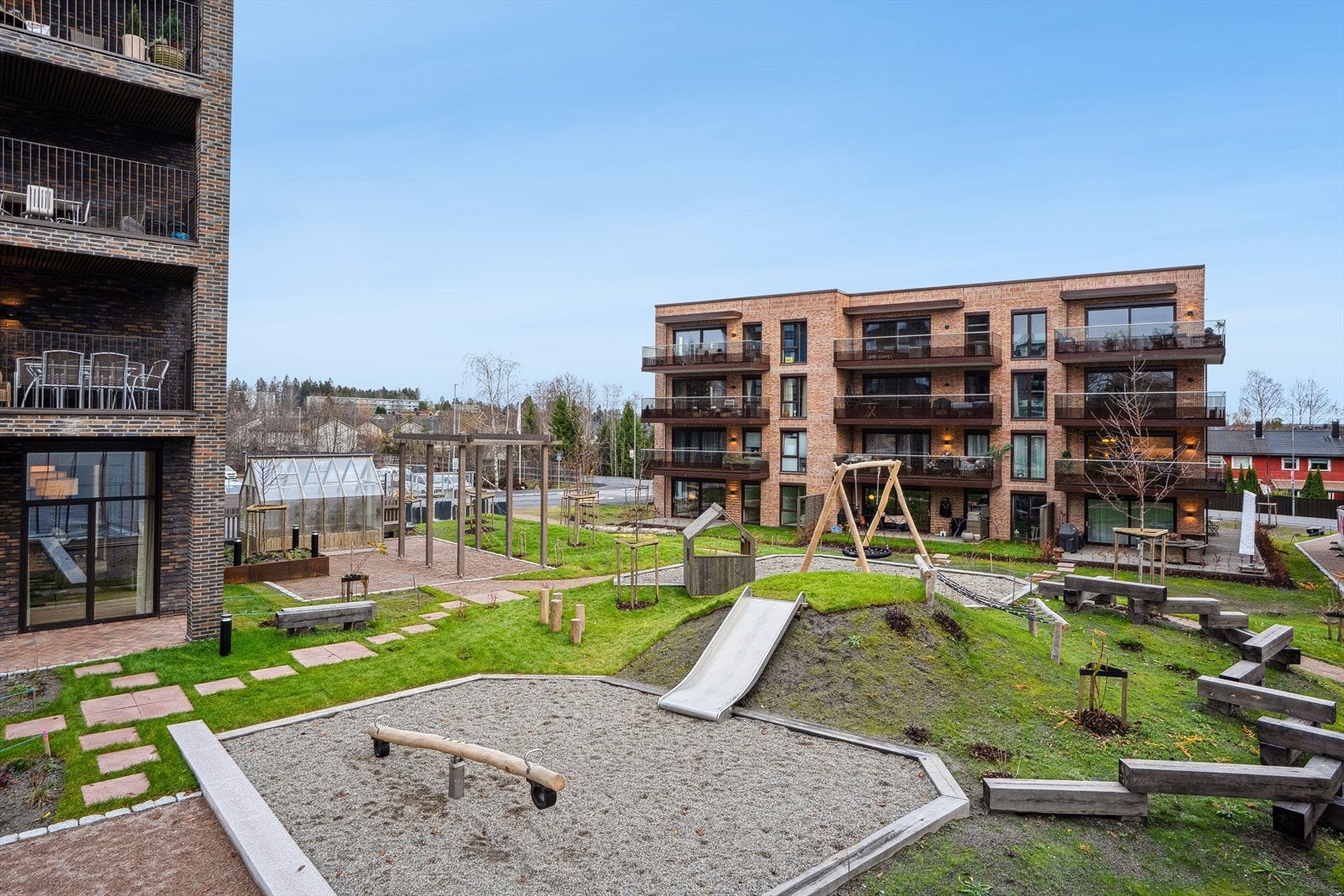 Fellesarealene er pent opparbeidet og innbydende, med fasiliteter som passer både store og små - et hyggelig samlingspunkt for beboerne. Galleribilde