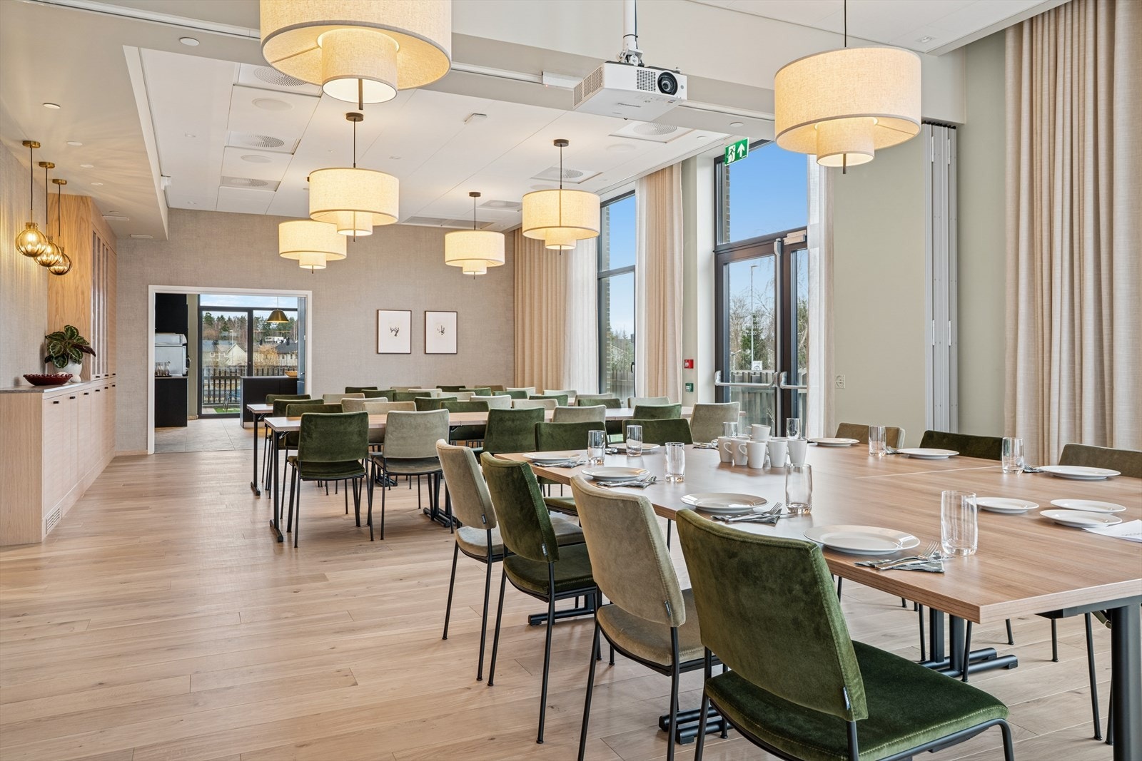 Allsidig og praktisk innredet rom for selskap, møter og arrangementer. Galleribilde