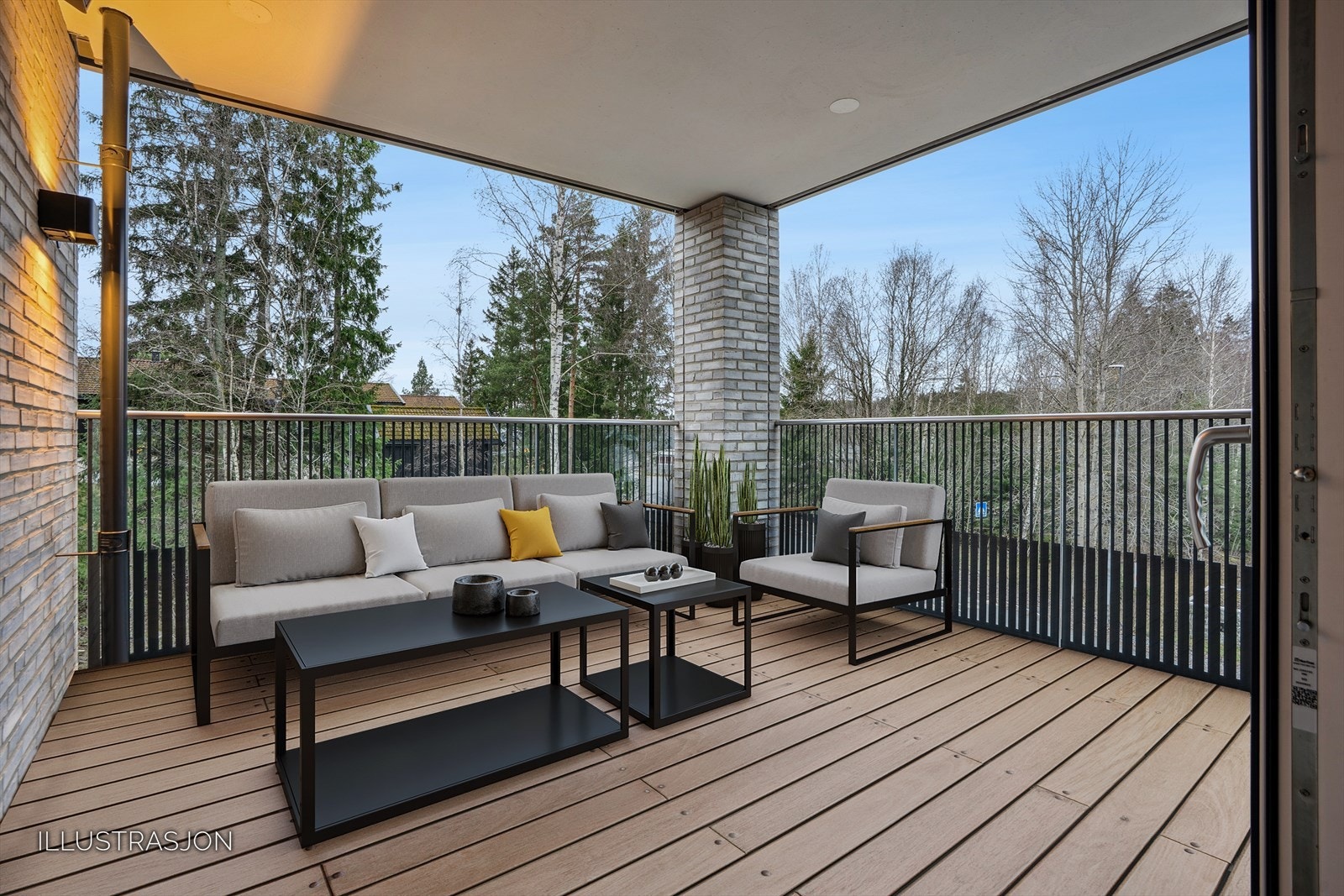 Fra stuen er det utgang til overbygd og skjermet balkong. Galleribilde