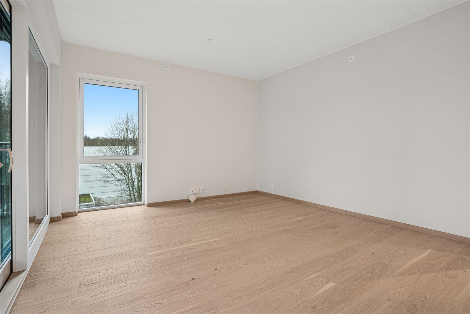 Det er god og naturlig plass for salong med tilhørende tv-møblement. Galleribilde