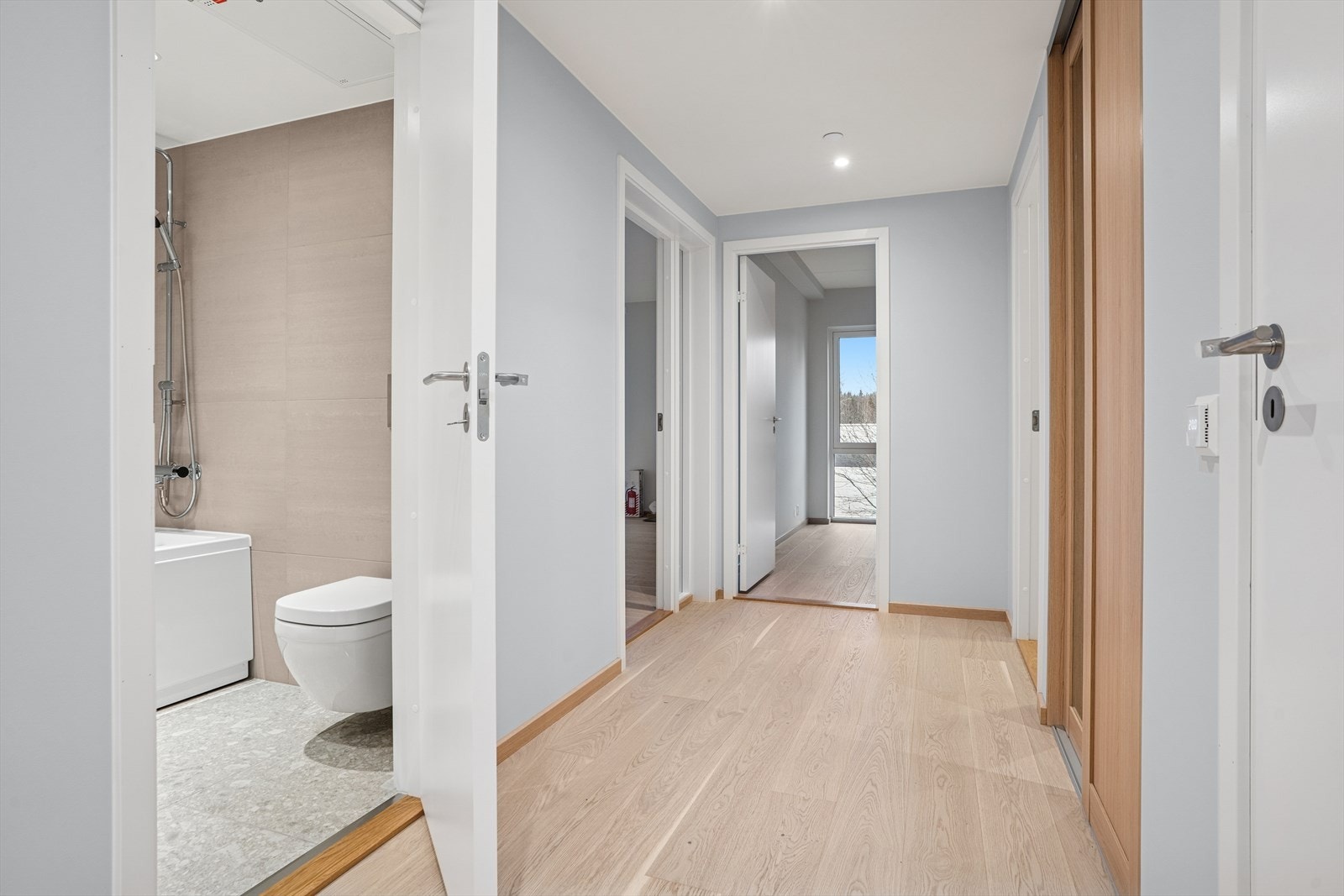 Leiligheten har to stilrene baderom med flislagte gulv og vegger. Galleribilde