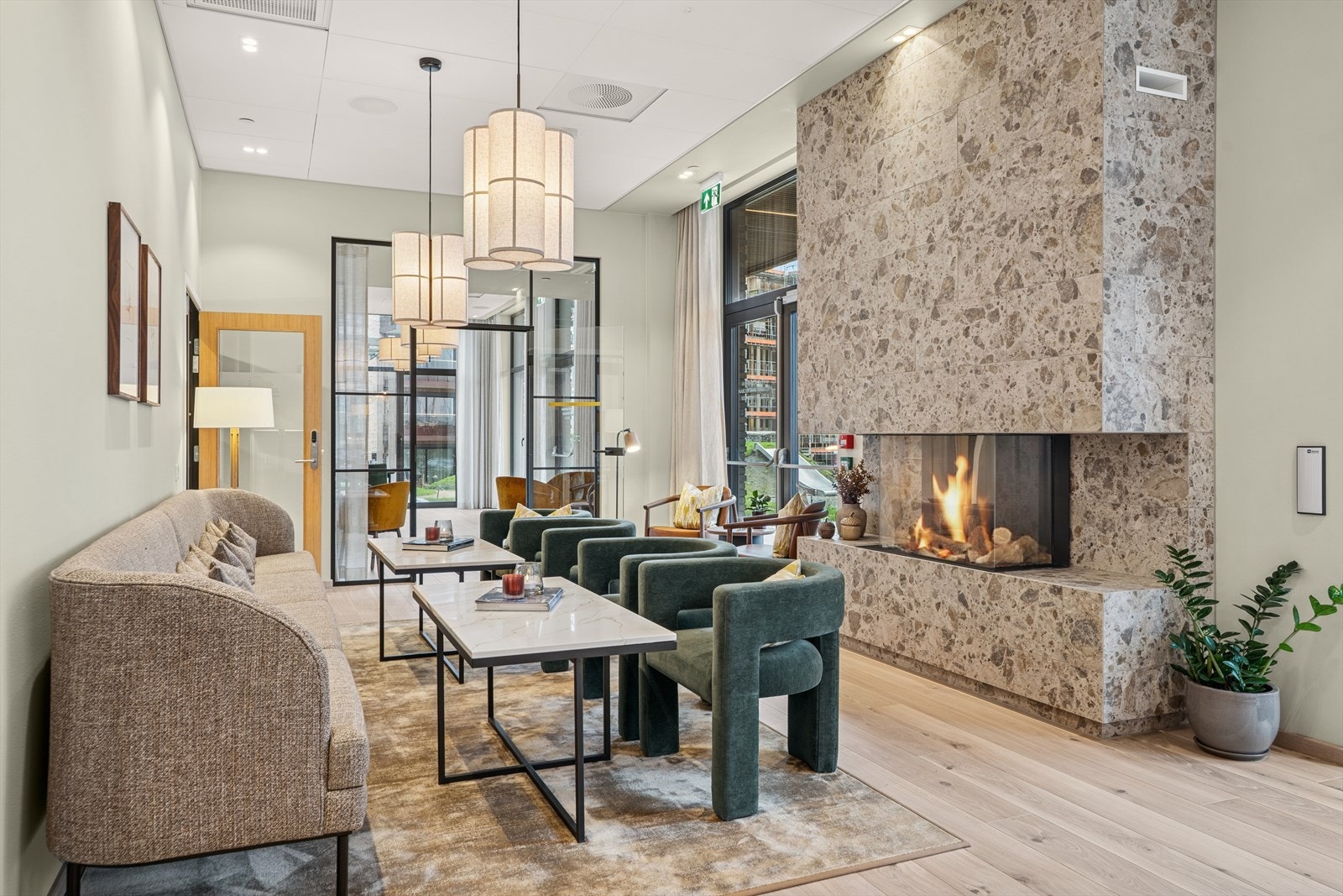 Deler av sameiets fellesareal omfatter konseptet "Plussbolig". Det 400 m² store serviceområdet på Solbergskogen Pluss byr på gjesterom og en rekke fasiliteter som gir beboerne ekstra komfort og bekvemmelighet. Galleribilde