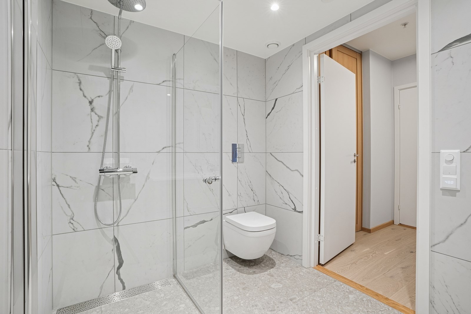 Baderom v/ hovedsov: Våtrommet er innredet med et praktisk dusjhjørne. Galleribilde