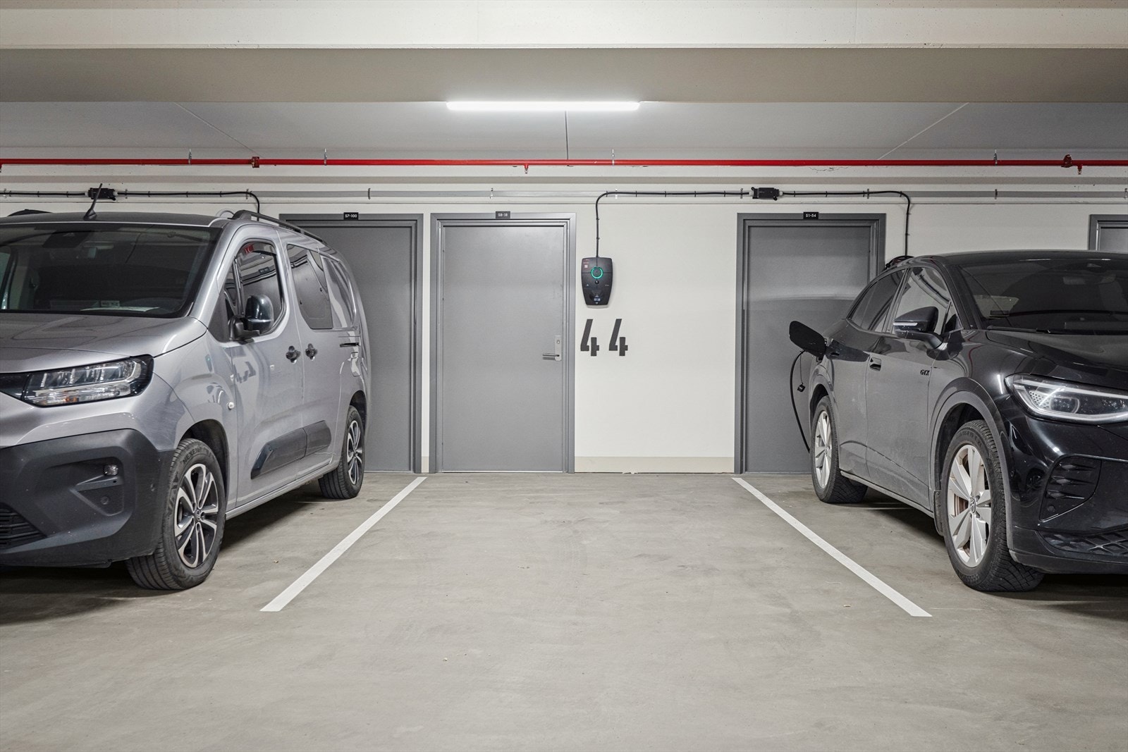 Det medfølger en parkeringsplass i felles parkeringskjeller. El-bil lader er montert. Galleribilde