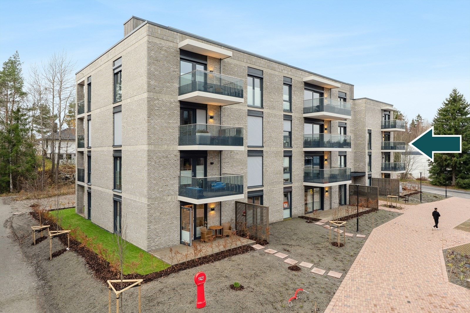 Leiligheten har en attraktiv beliggenhet i byggets 3. etasje, i et moderne sameie tilknyttet Selvaag Pluss, som tilbyr beboerne en rekke praktiske og komfortable fasiliteter. Galleribilde