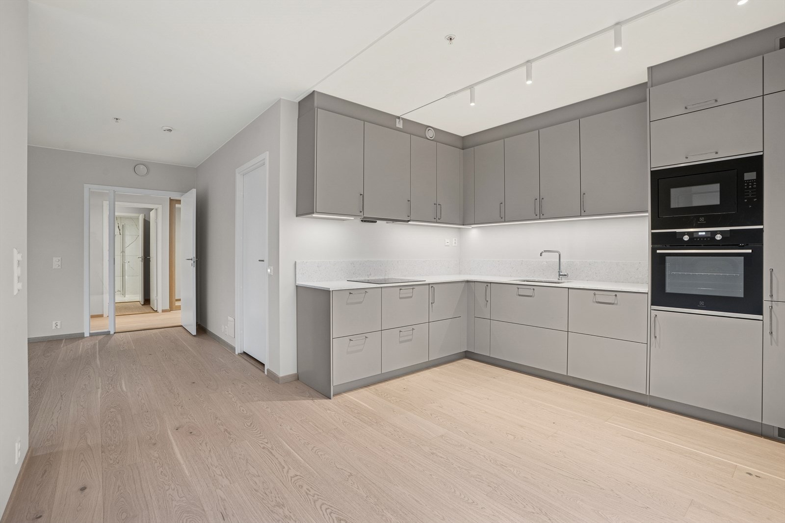 Innredningen består av glatte fronter og benkeplate med underlimt oppvaskkum og kjøkkenkran. Galleribilde