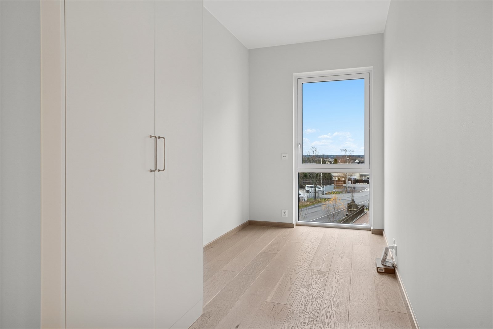 Soverom 2. Soverommene har plass til seng, nattbord og annet ønskelig møblement. Galleribilde