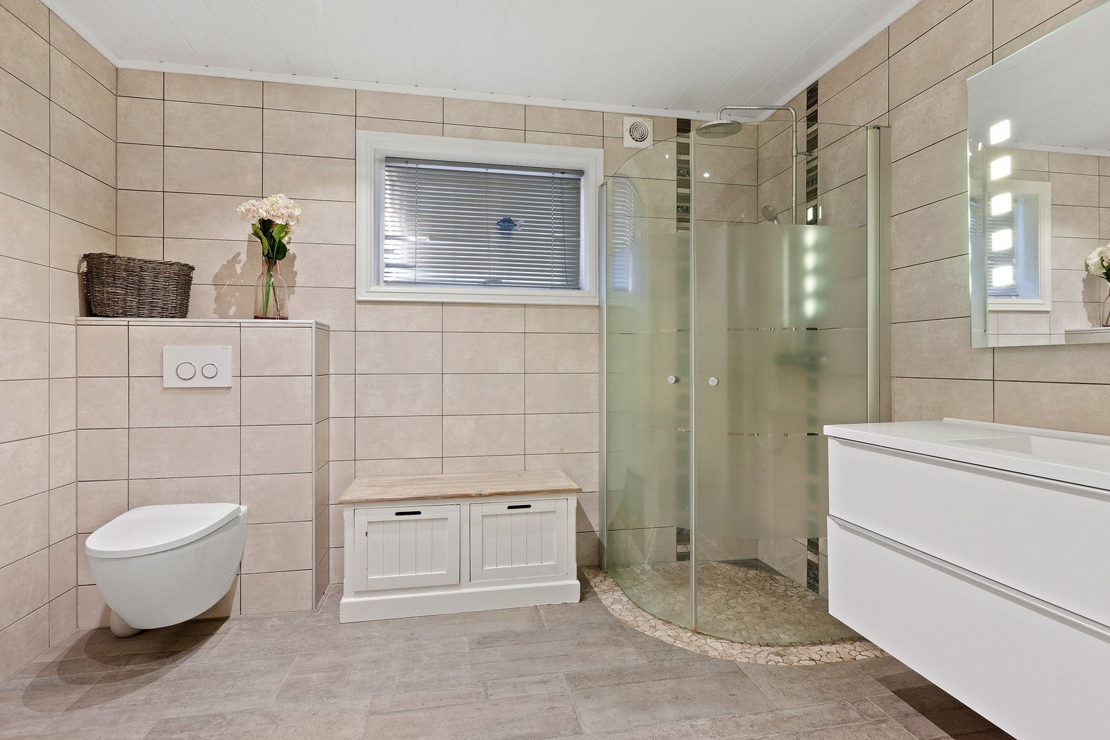 Flislagt bad med behagelig varme i gulv. Galleribilde