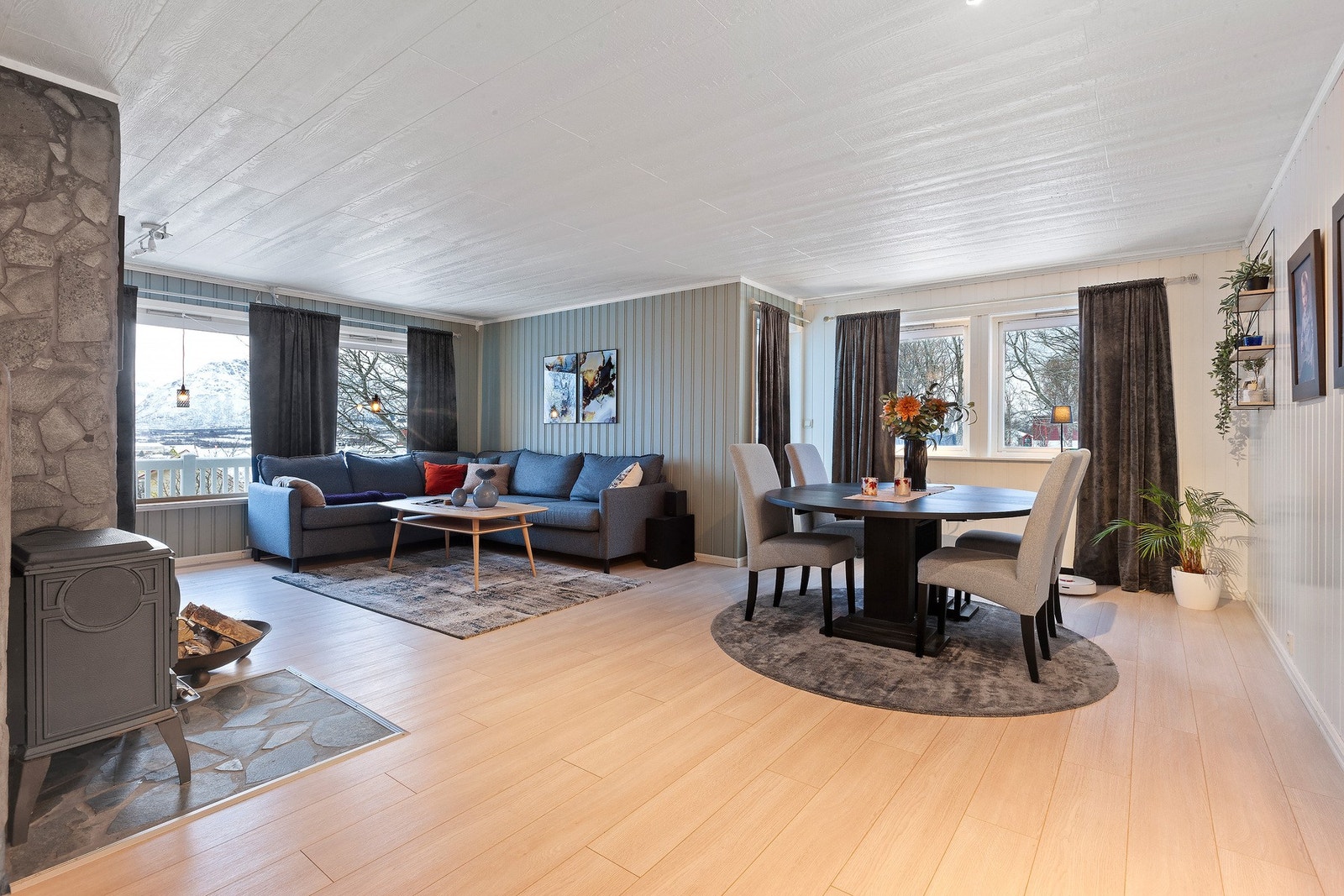 Lys og pen stue. Galleribilde