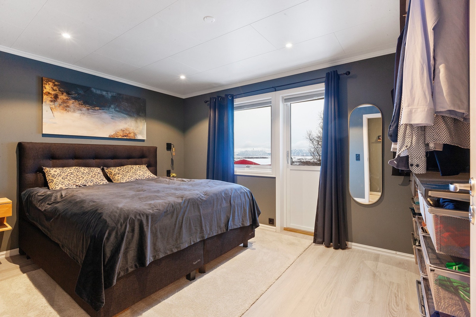 Soverom 1 med god plass til klær. Utgang til balkong. Galleribilde