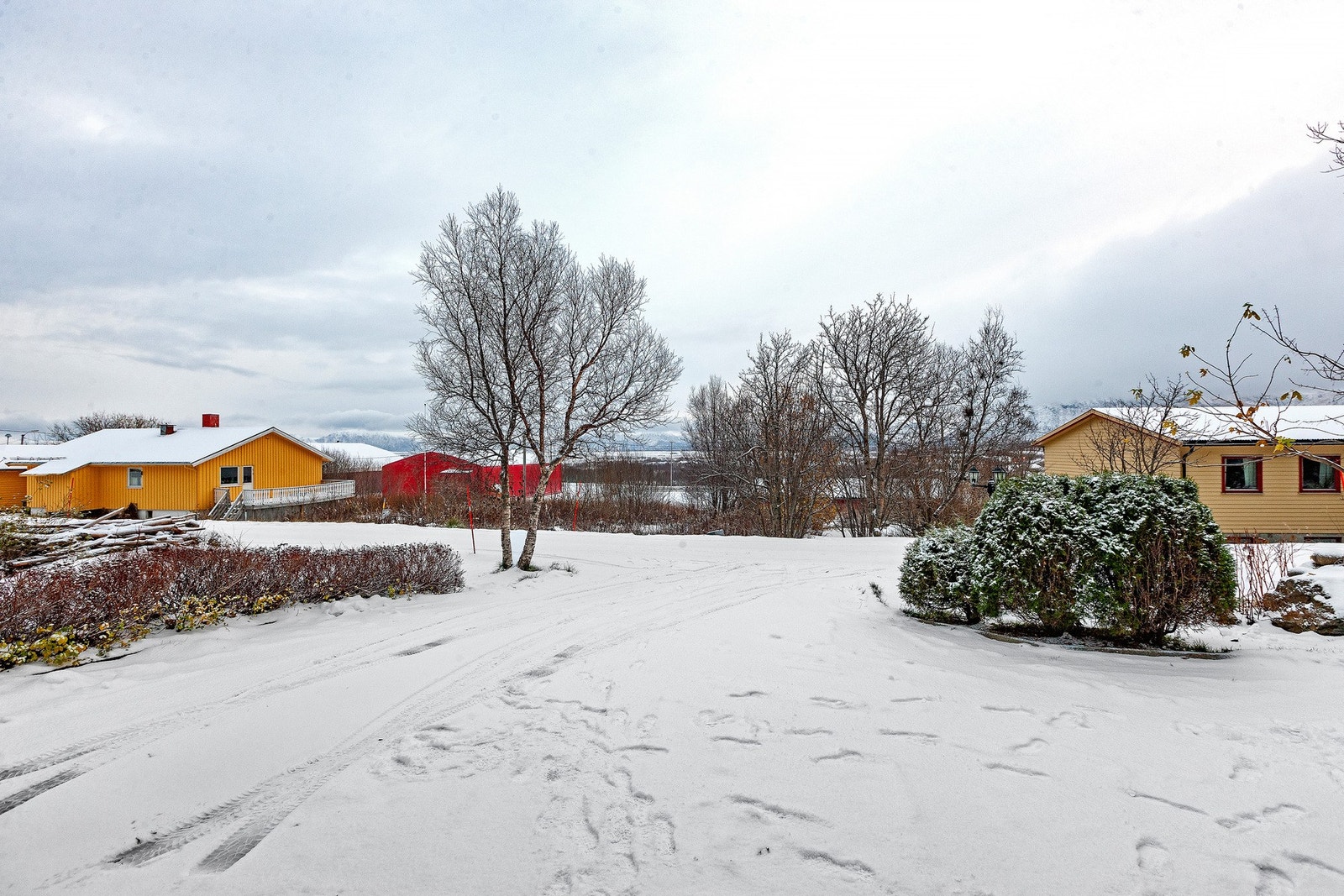 Stor og romslig brosteinsbelagt gårdsplass. Galleribilde