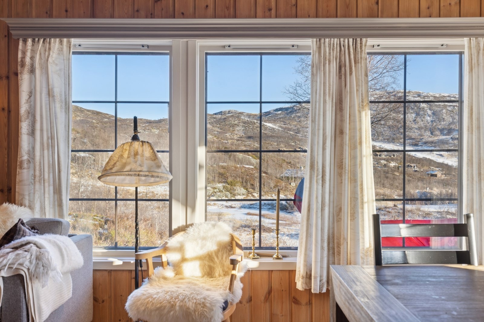 Flott utsikt mot skisenteret fra stuen. Galleribilde