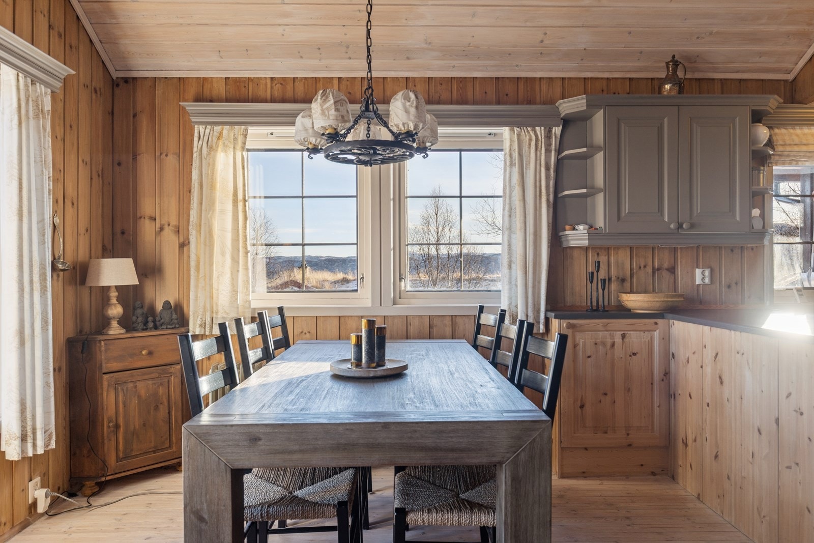 God plass til spisebord i front av kjøkken. Galleribilde