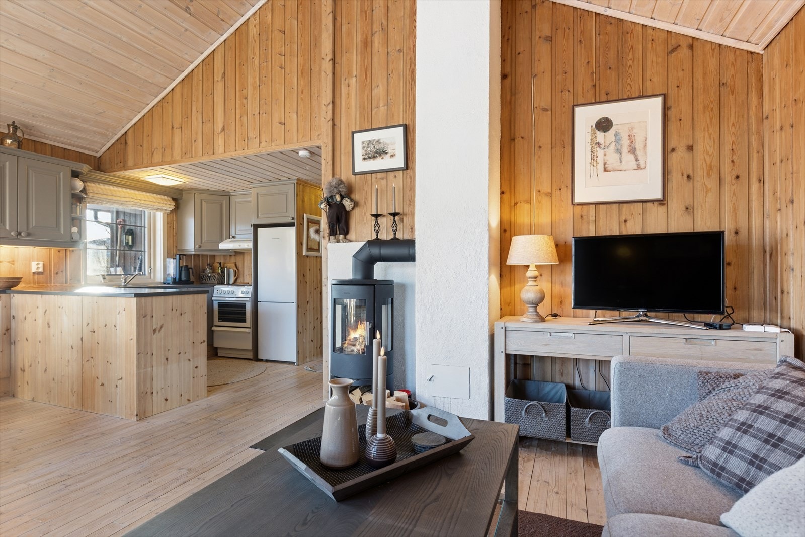 Stue sett mot åpen kjøkkenløsning. Galleribilde