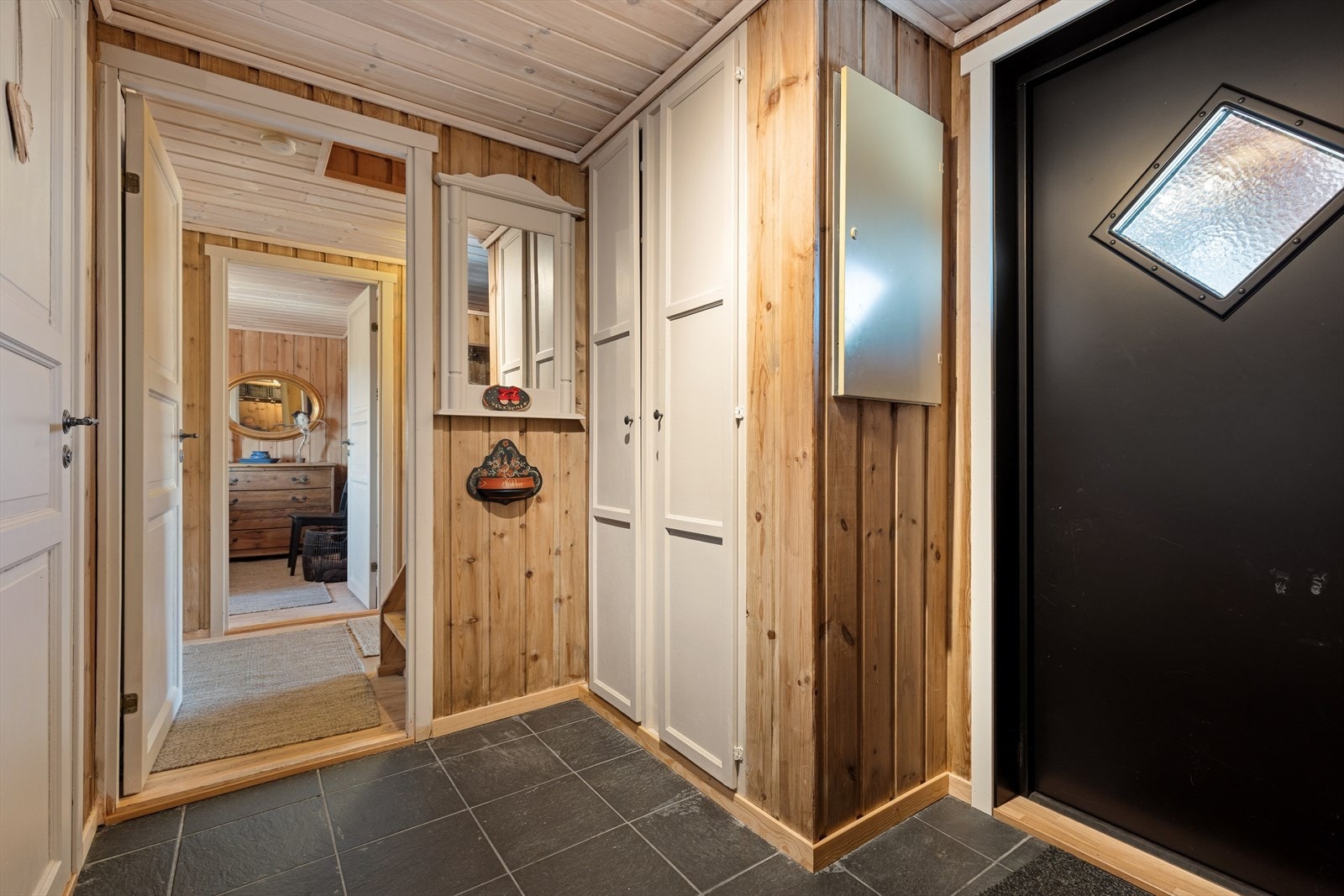 Praktisk garderobe i entre. Galleribilde