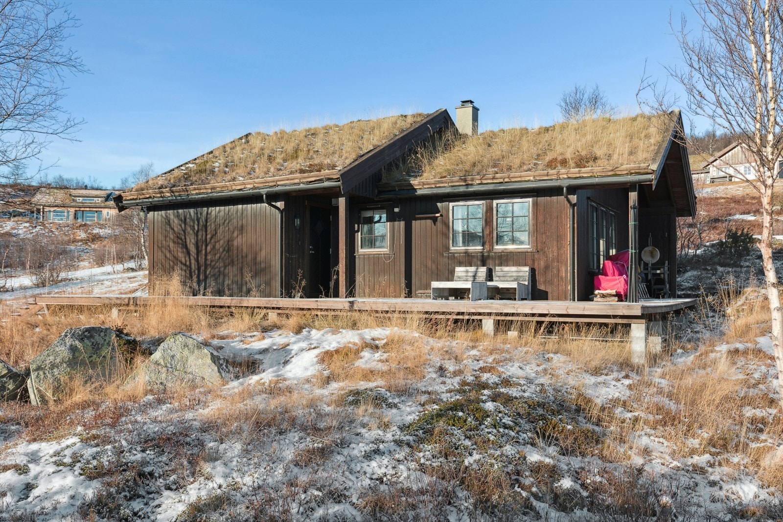 Solrike uteplasser rundt hytta. Galleribilde