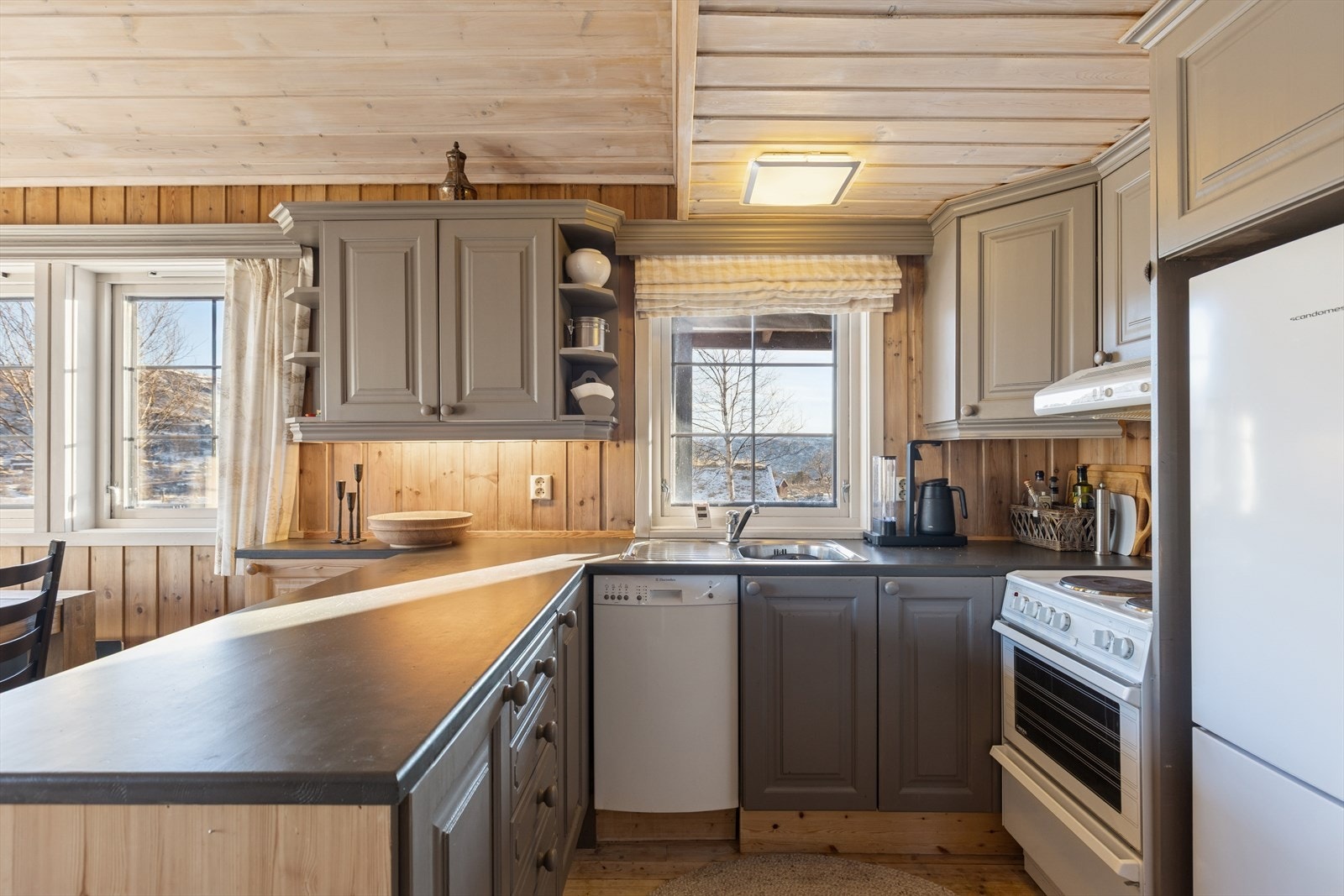 Kjøkken med god benkeplass. Galleribilde