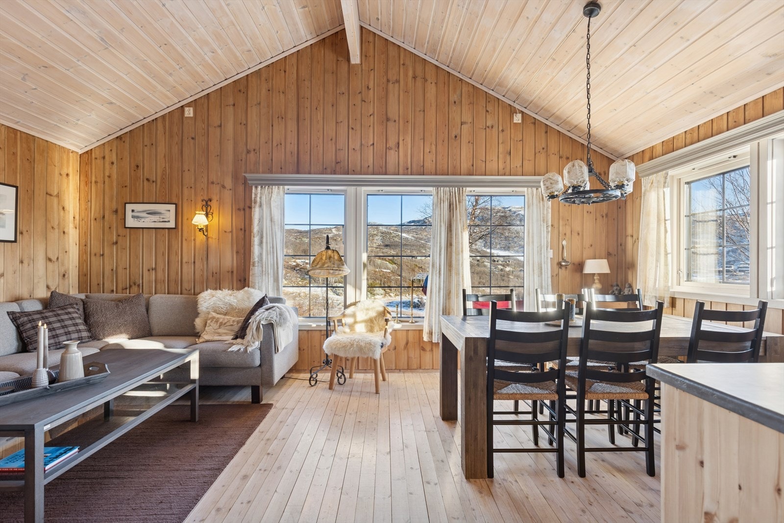 Stue med høy himling. Galleribilde