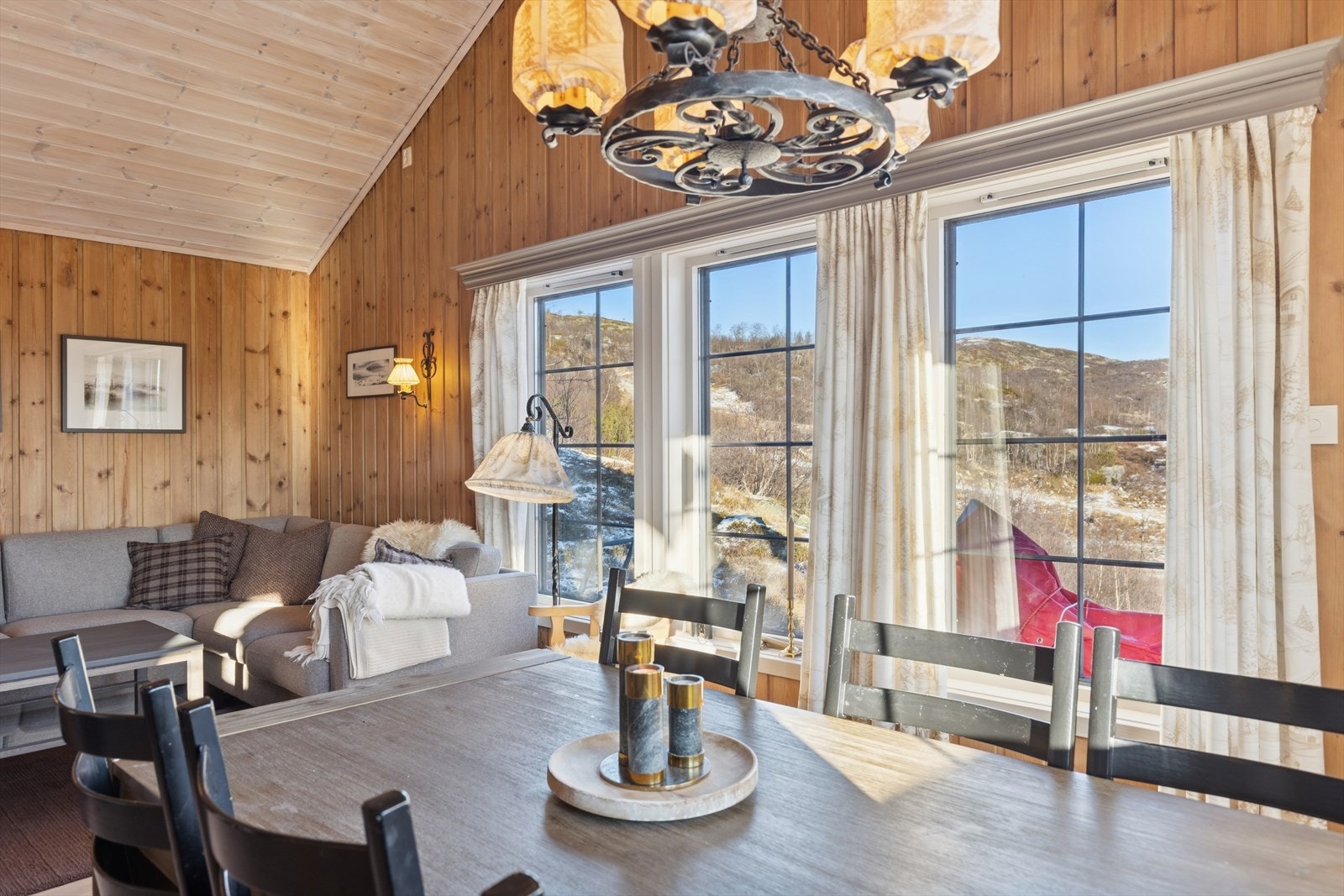 Dype vinduer som gir godt med naturlig lys. Galleribilde