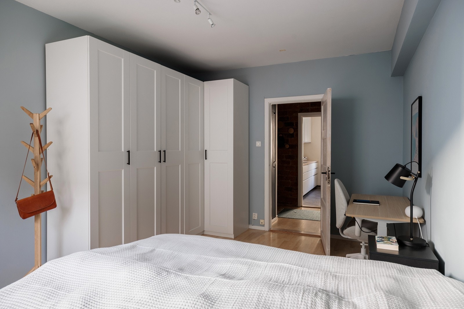 Rikelig med oppbevaringsplass i flere flotte garderobeskap som medfølger i handelen. Galleribilde