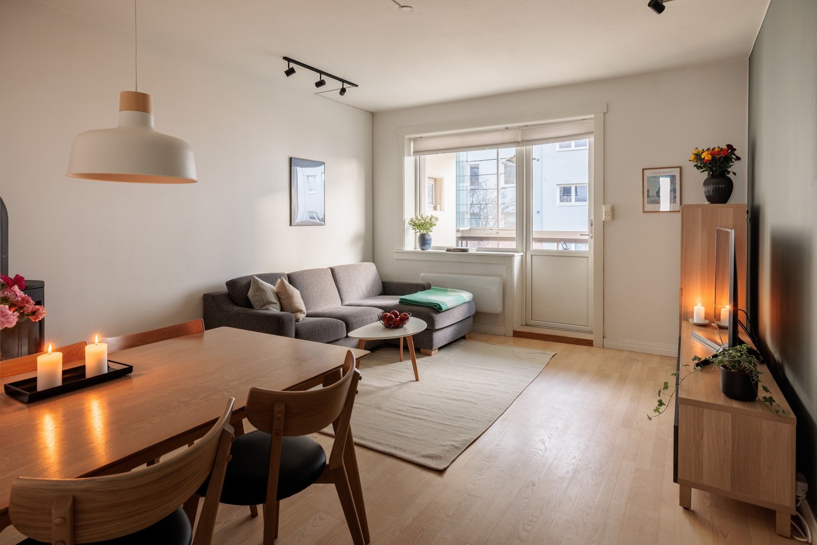 En stor, lys og hyggelig 3-roms leilighet med god romfølelse. Leiligheten ligger i byggets 2. etasje, og har en gjennomgående planløsning med store, gode og lettmøblerte rom. Galleribilde