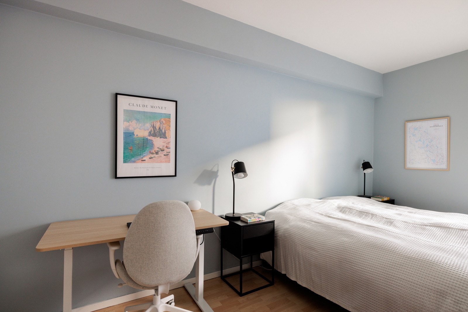 På soverommet har du god plass til en stor dobbeltseng med tilhørende nattbord, samt en kontorpult eller kommoder. Galleribilde