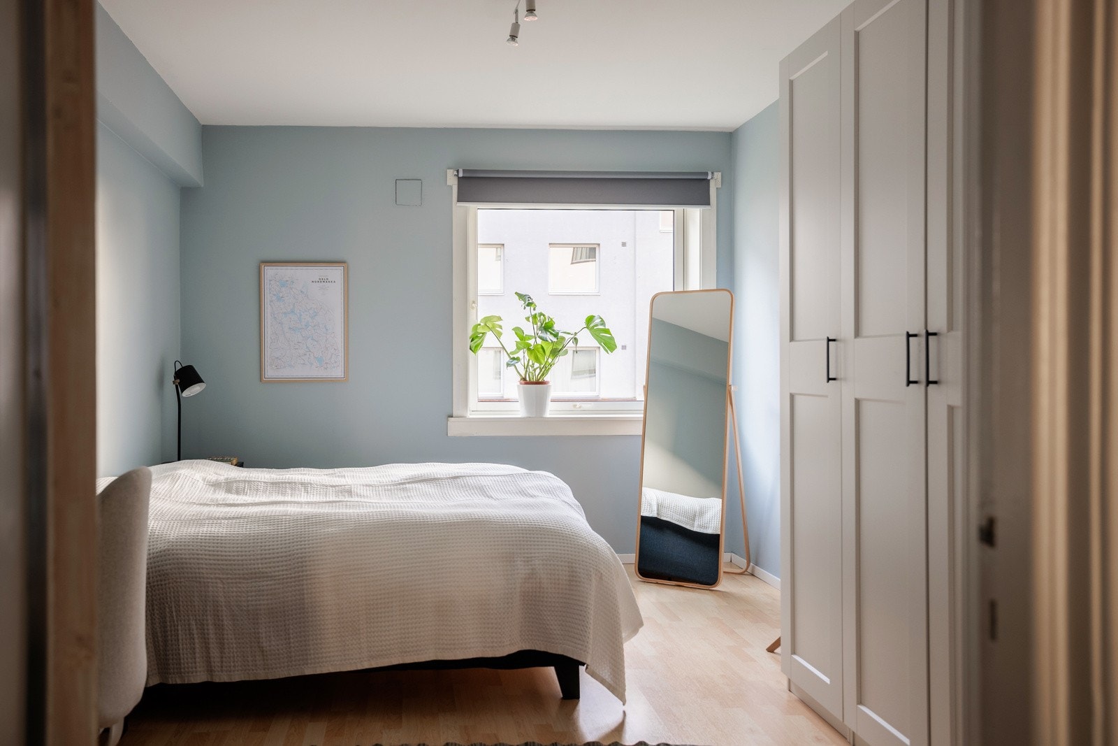 Leiligheten har et stort og innbydende hovedsoverom som vender ut mot rolige fellesarealer uten biltrafikk. Galleribilde