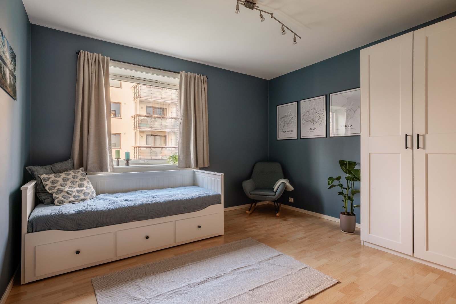 Det andre soverommet er et stort og flott rom som også kan fungerer som et hovedsoverom. Soverommet har laminat på gulv og glatte overflater malt i en fin mørk blåfarge. Galleribilde