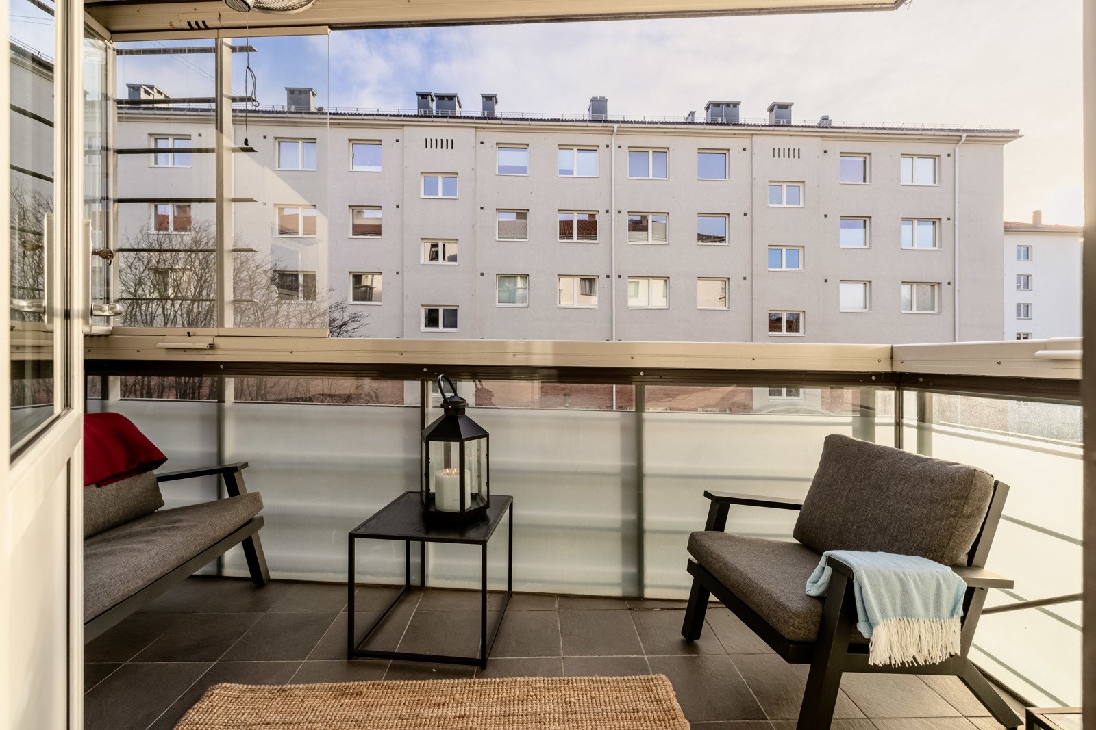 Fra stuen har du utgang til en stor og flott innglasset balkong på ca. 8m². Balkongen blir dermed en fin forlengelse av stuen, og siden den er innglasset kan den brukes både vår, sommer og høst. Galleribilde