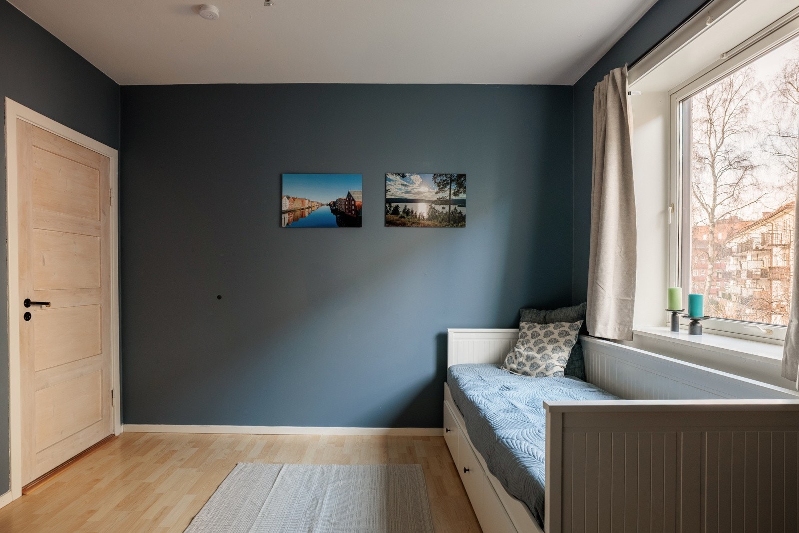 Det store vinduet vender ut mot rolige fellesarealer uten biltrafikk, og det er god takhøyde på ca. 2,67 meter. Galleribilde