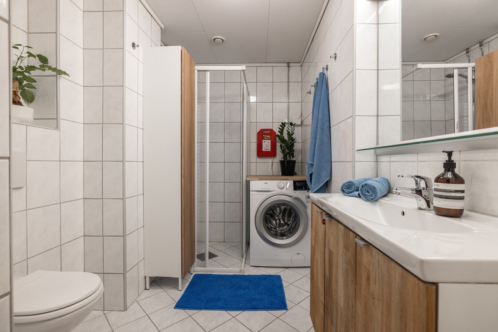 Leiligheten har et lyst og romslig baderom som pusset opp i regi av brl. i 1998/99 ifbm. rehabilitering av rørene. Baderommet har lyse fliser på gulv og vegger, samt elektrisk gulvvarme. I hjørnet er det plass og opplegg for vaskemaskin. Galleribilde