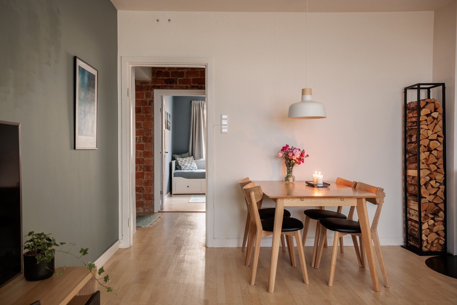 God standard med lys parkett på gulv (slipt i 2022) og glatte lysmalte overflater med en fin kontrastvegg. Galleribilde