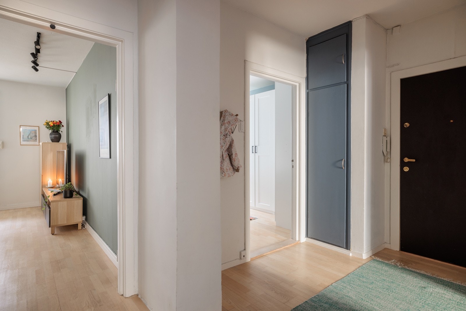 I entréen har du plass til sko og yttertøy i plassbygget garderobeskap, samt ytterligere plass til oppheng, skoskap eller kommode. Galleribilde