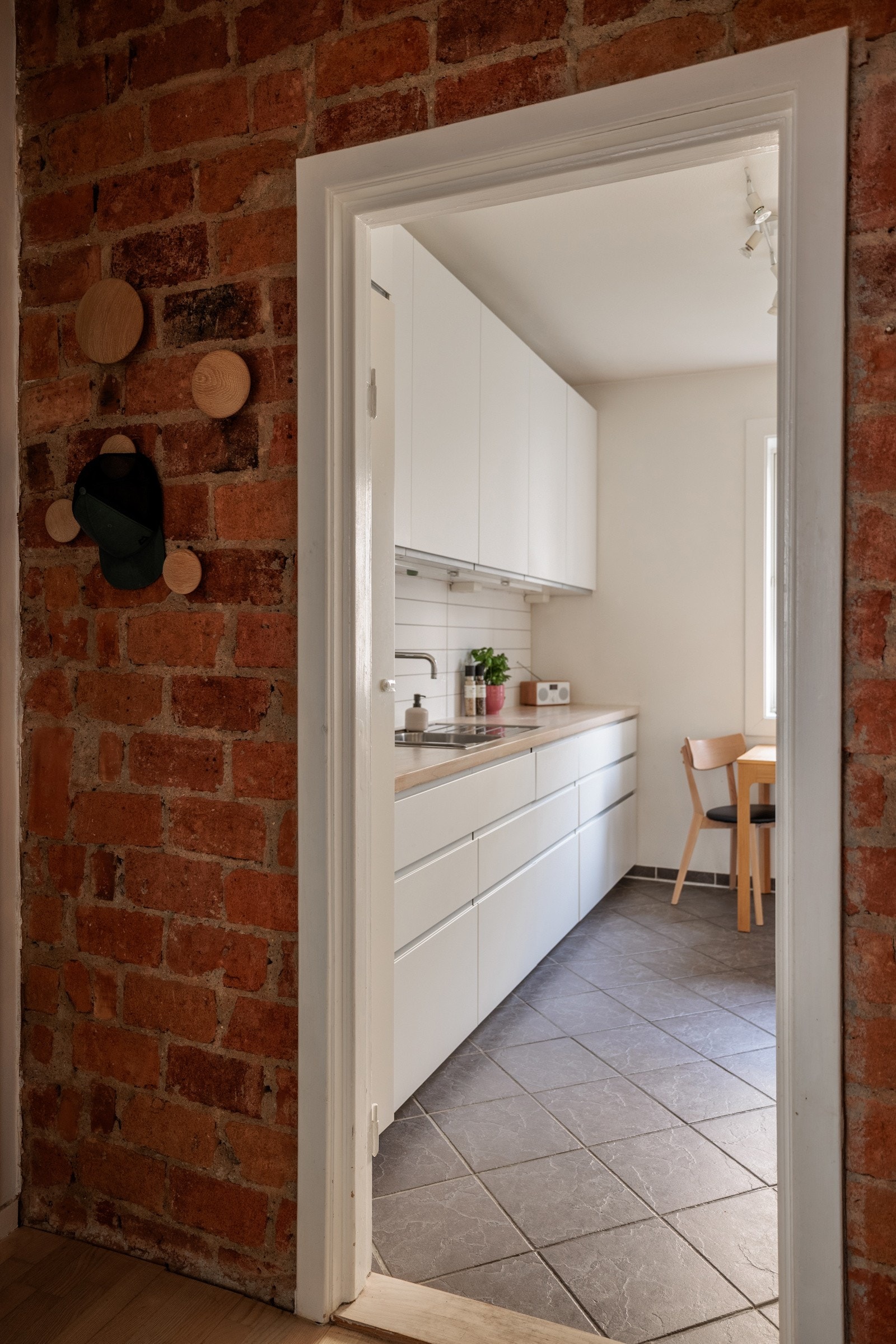 Kjøkkenet som ligger i et eget rom, er både lyst, romslig og praktisk. Galleribilde