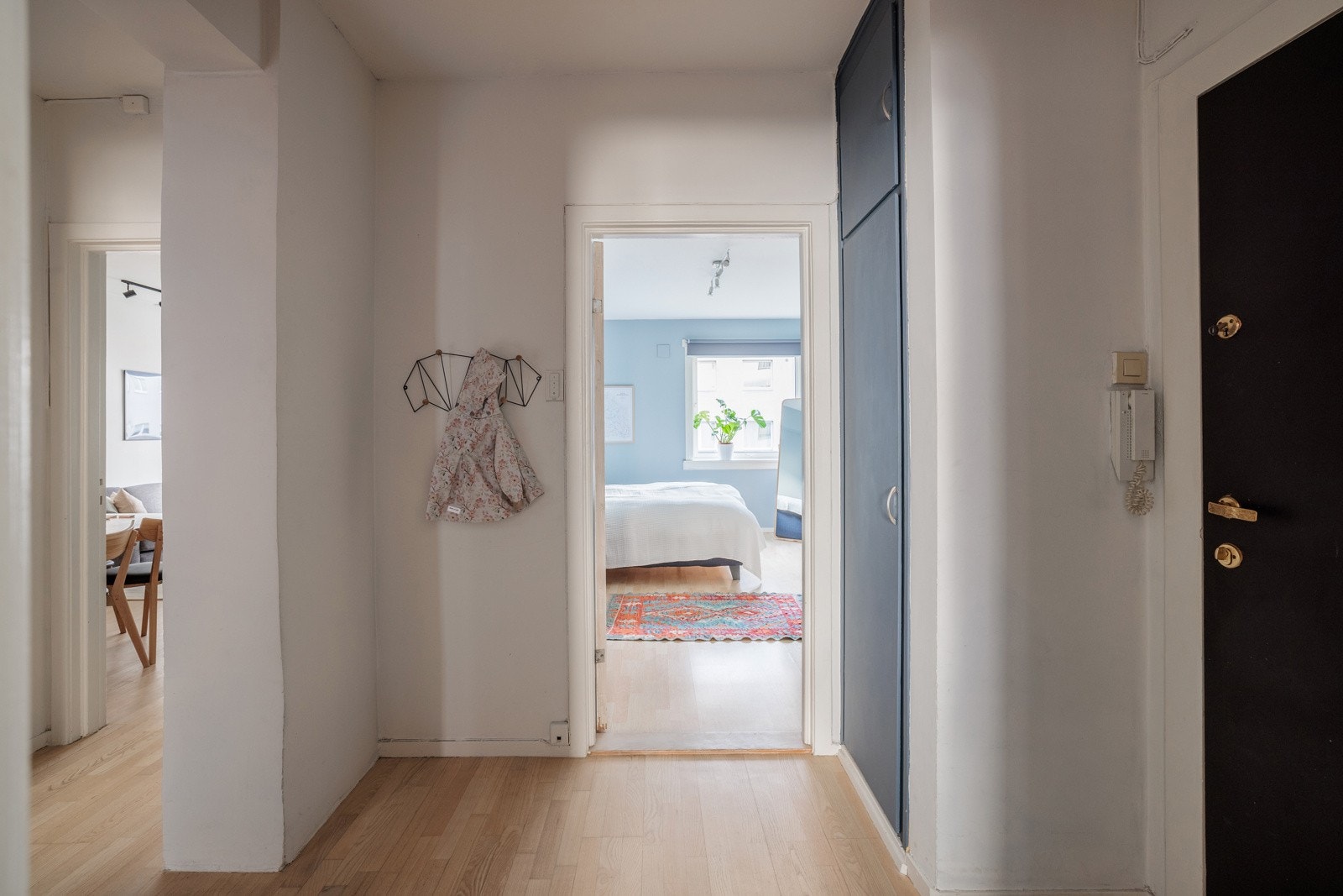 Montert porttelefon på vegg og sikringsskap med automatsikringer i felles trapperom. Galleribilde