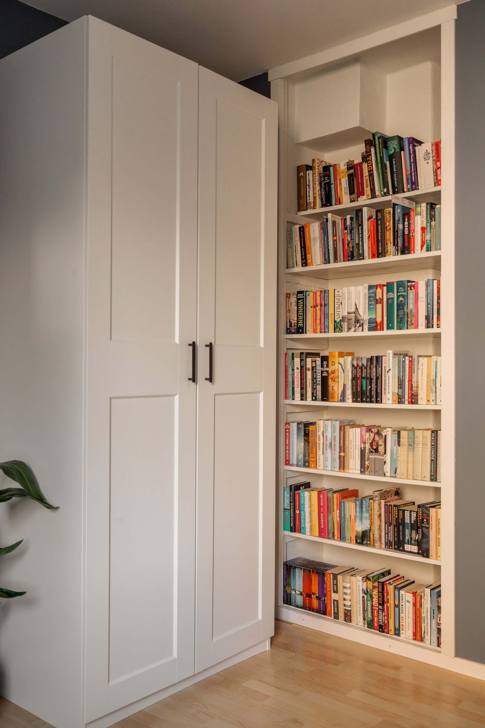 Det er også åpne hyller som er perfekt for bøker, oppbevaring eller dekor. Galleribilde