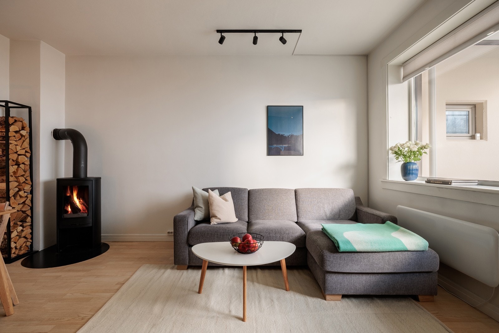 Stuen er det naturlige oppholdsrommet i leiligheten, og er et stort og lyst rom. Galleribilde