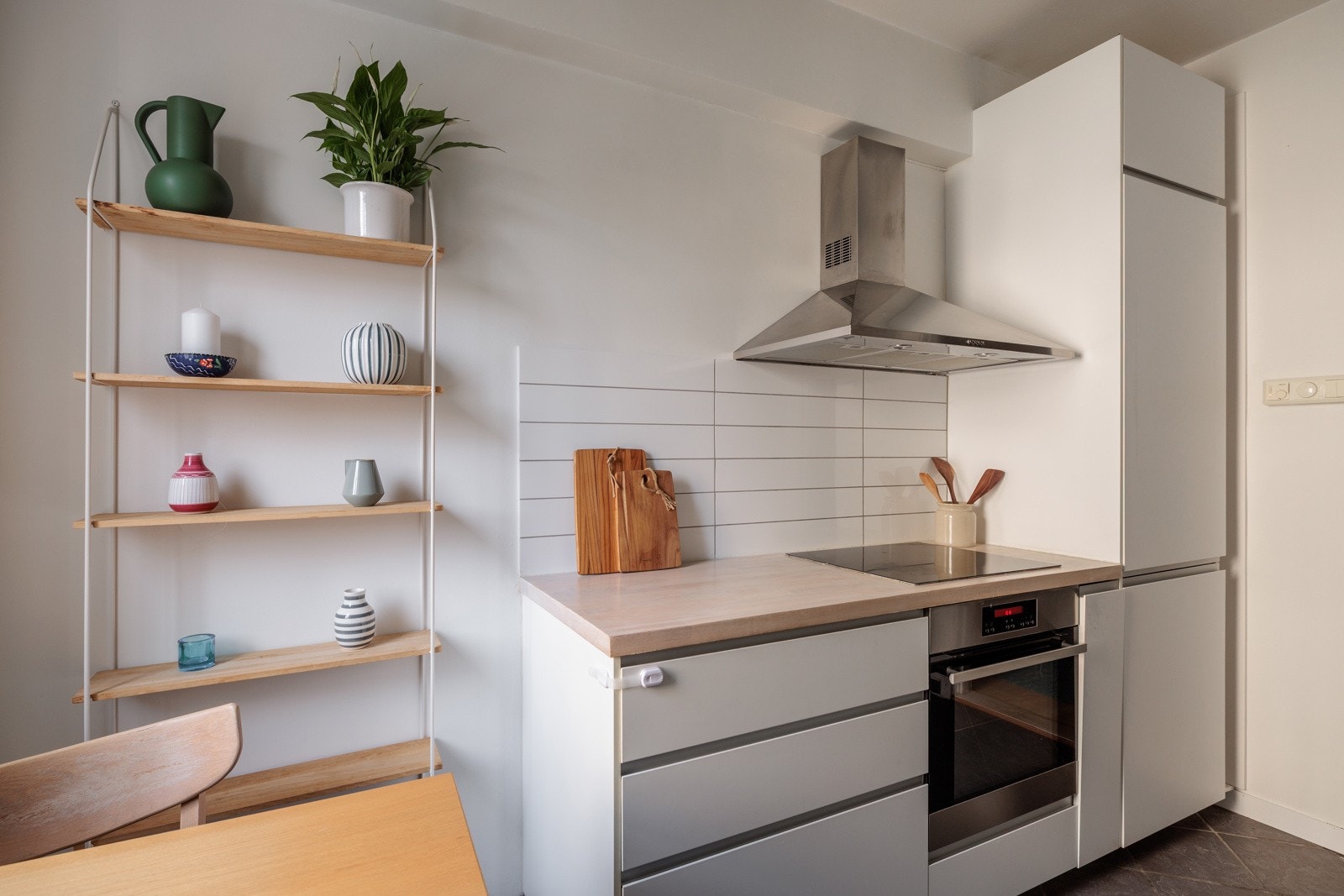 Kjøkkenet er fullt utstyrt med integrerte hvitevarer som medfølger i handelen. Medfølgende integrerte hvitevarer som nedfelt platetopp, stekeovn, oppvaskmaskin og kjøleskap med frysedel. Galleribilde