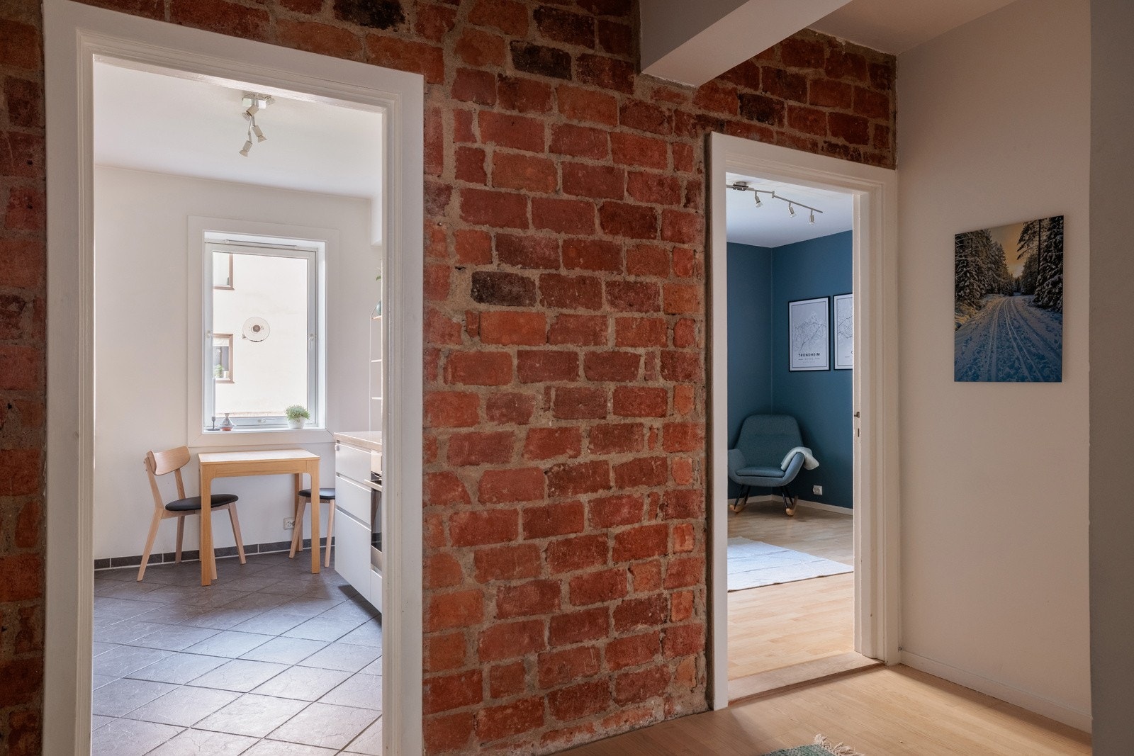 God standard med glatte malte overflater, samtidig som synlig teglstein og originale tredører gir sjarm og en hyggelig atmosfære. Galleribilde