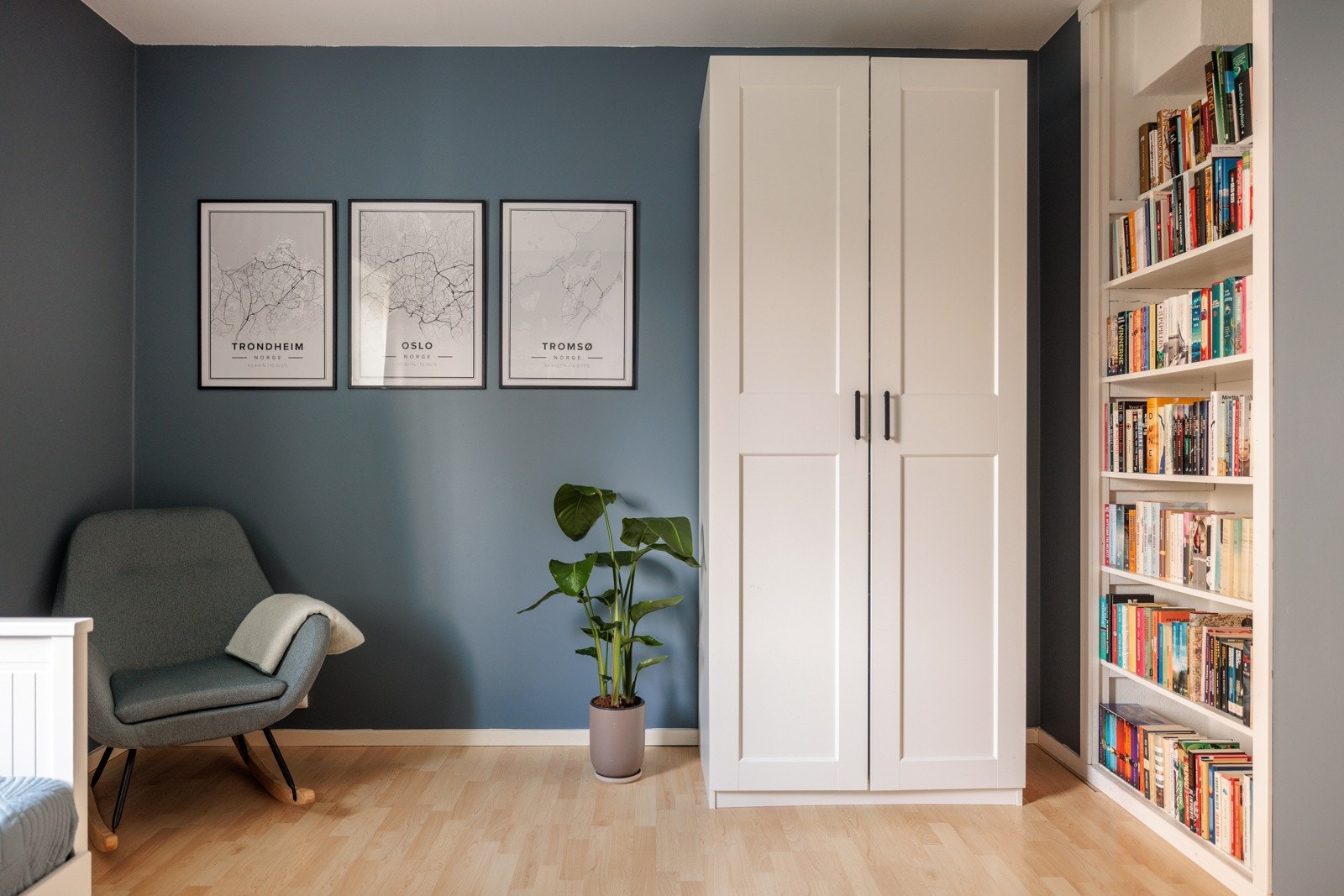 På soverommet har du plass til dobbeltseng, kontorpult og kommoder, samt oppbevaringsplass i medfølgende garderobeskap. Galleribilde