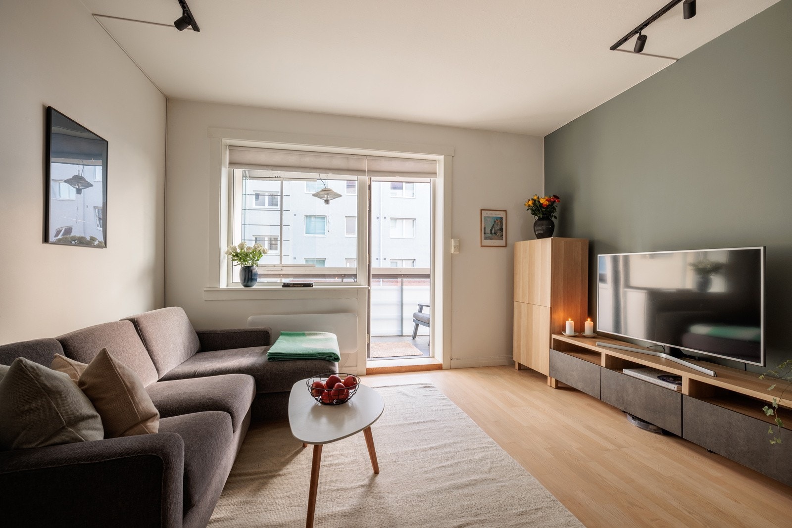 Lysinnslippet sammen med den gode takhøyden på ca. 2,66 meter bidrar til en god og luftig romfølelse. Galleribilde