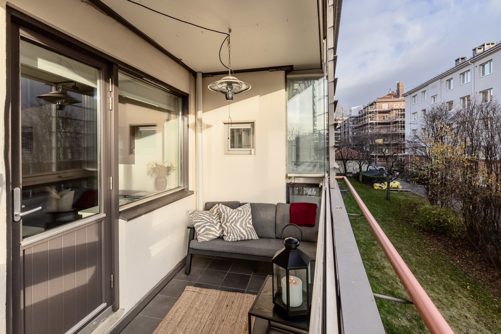 Den gode størrelsen gir plass til sittegruppe etter eget ønske og behov. Det er også tillatt med elektrisk grill. Galleribilde