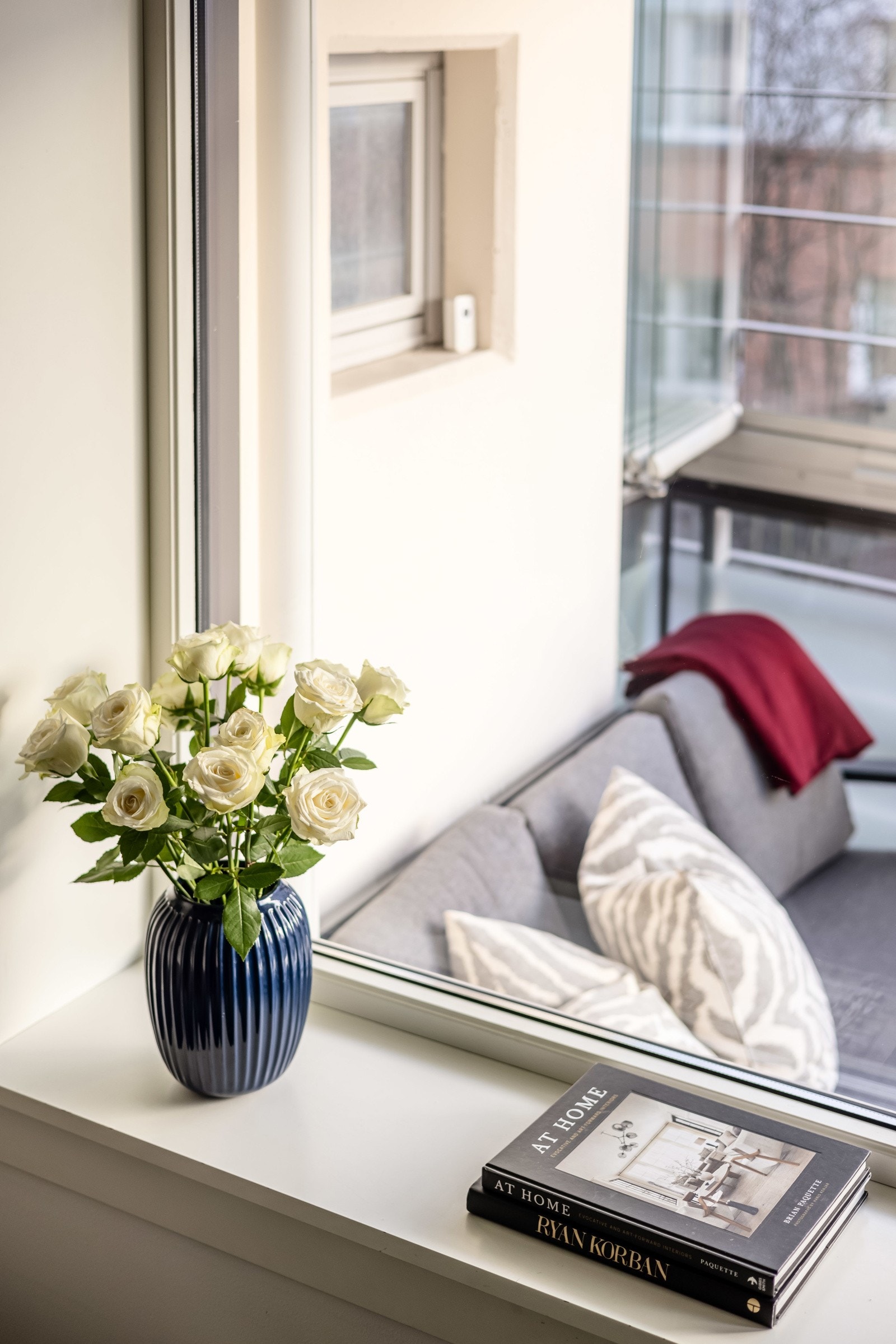 Det store vinduet slipper inn fint naturlig lys, og den brede vinduskarmen er perfekt for planter og dekor. Galleribilde