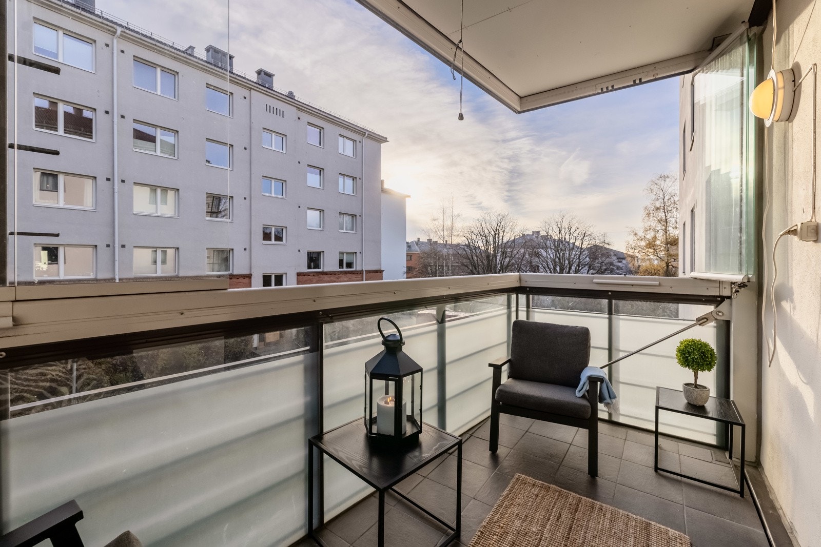 Beliggenheten mot sydøst sørger for gode solforhold fra ca. klokken 8 - 14/15 på sommerstid. Galleribilde